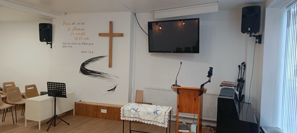 Salle de culte avec la croix et la Bible